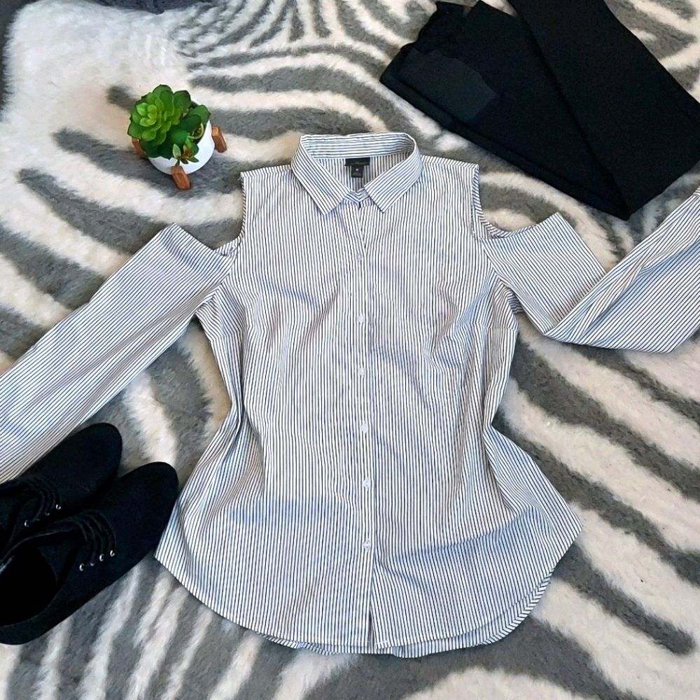 EUC Super stylish Worthington womens button up